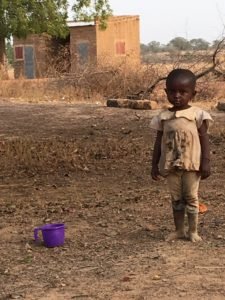 aider un enfant à Dano au Burkina